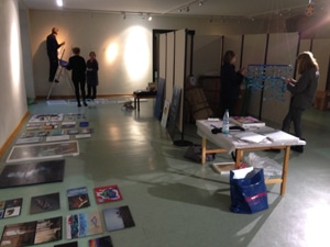 Ausstellung „Die letzten 300“ - Beim Aufbau der Bilder Ausstellung „Die letzten 300“ - Beim Aufbau der Bilder