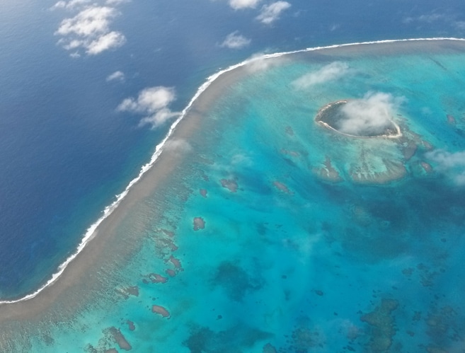 Atemberauschend schöner Flug über die grandiose Südseelandschaft mit den Atollen, Inselchen sowie ihrer Riffe.