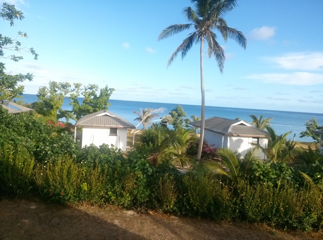 Sandy Beach Resort auf Foa - Blick auf die Fales direkt am Beach und die Bucht