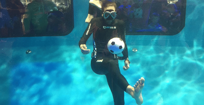 Unterwasser-Fussball